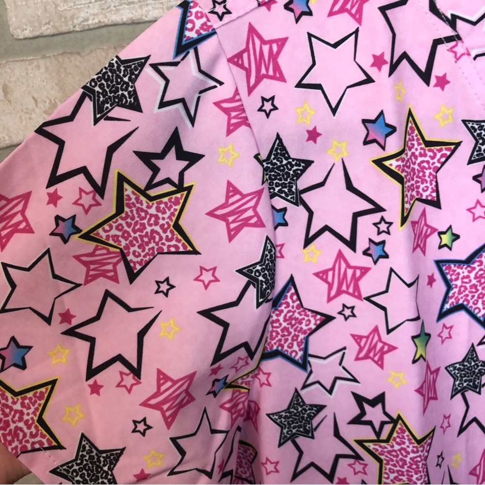 NWT mediChic Pink Star Print Short Sleeve scrub top - Picture 2 of 10
